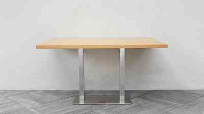 Як вибрати стіл у стилі мінімалізм: колір, форма, розмір та матеріал