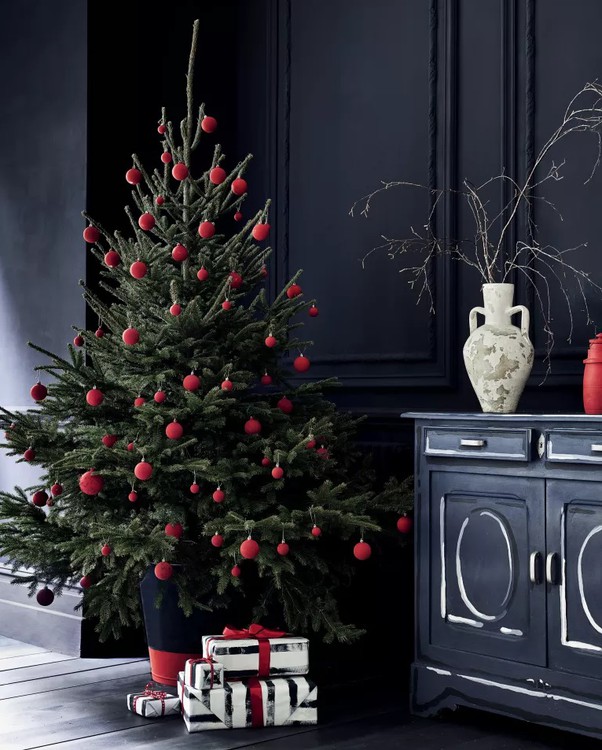 Ялинка червоні іграшки