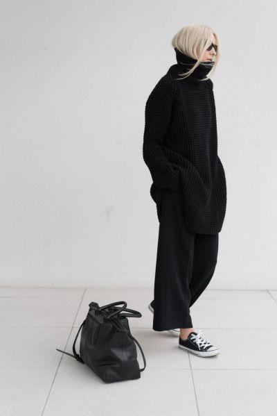 Зображення жінки в мінімалістичному вбранні